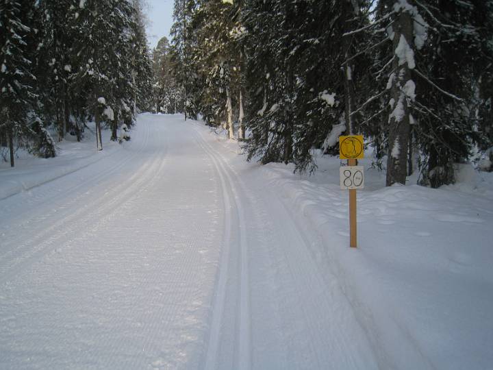 IMG_0216.JPG - 4. Tag: Die "Königsetappe" mit 86 km Länge. Alle 5 km gibt es eine "Fortschrittsanzeige". Dabei werden allerdings manchmal "finnische Kilometer" verwendet. Selbige sind unterschiedlich lang, jedoch nie unter 1000 m.