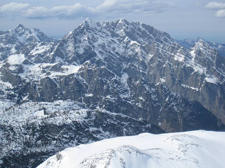 img_0356.jpg - Watzmann-Ostwand vom Gipfel des Funtenseetauern. Aus dieser Perspektive sind die Ostwandanstiege allerdings schwer zu erkennen (sie kommen alle rechts des höchsten Gipfels raus)
