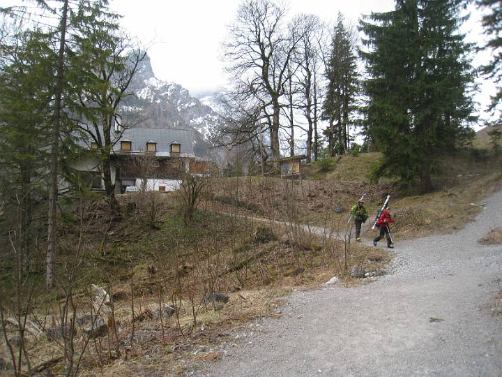 img_0404.jpg - Die Kneipe 4 km vor dem Ziel an der Wimbachbrücke